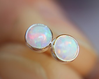 Boucles d'oreilles opale, Boucles d'oreilles en pierres précieuses, Boucles d'oreilles en argent sterling, Boucles d'oreilles montantes, Boucles d'oreilles montantes en opale, Petites boucles d'oreilles en opale, Boucles d'oreilles minimalistes, Cadeau