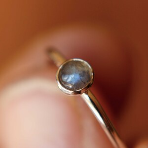 Anillo apilable de labradorita, anillo de labradorita, anillo de piedra preciosa natural, labradorita, anillo apilable de piedra preciosa, piedra preciosa de labradorita, regalo