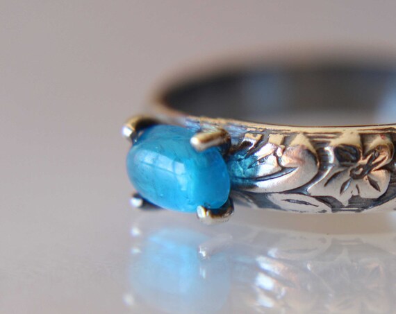 Apatite Ring, Neon Apatite Ring, Floral Apatite Ring, Boho Ring, Stacking Ring, Floral Band, Blue Stone, Boho Ring, Natural, Apatite, Gift