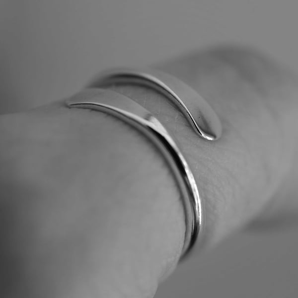 Bypass Thumb Ring, Hammered Thumb Ring, Smooth Thumb Ring, Wrap Around Ring, Statement Ring, Bypass Ring, Thick Ring, Modern, Simple, Gift