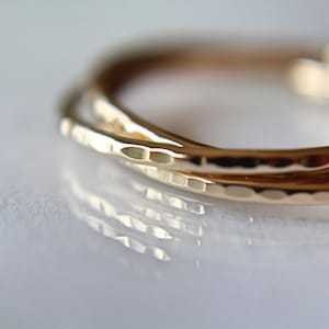 Anneau de pouce cranté entrelacé, anneau de pouce épais, anneau russe en or, anneau texturé, anneau à rouler, empilage d'anneaux, bagues minimalistes, bagues uniques image 1