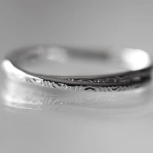In elkaar grijpende ringen met textuur, duimring, duimring, ringen met textuur, rollende ring, stapelring, minimalistische ring, unieke ring, in elkaar grijpende