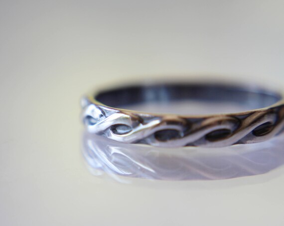 Sterling Silver Infinity Band, Celtic Knotwork Ring, Silver Helix Band, Simple Wedding Band, Gift For Her, Stacking Ring, Pattern Band, Knot