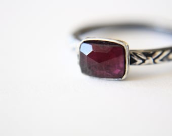 Anello impilabile con granato taglio rosa, anello con granato, anello con pietra preziosa naturale, pietra portafortuna di gennaio, granato, anello impilabile con pietre preziose, pietra rodolite, regalo