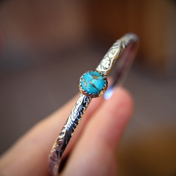 Pulsera de puño turquesa, joyería boho turquesa, pulsera de puño con patrón floral, puño de piedra preciosa turquesa de cobre, cobre y turquesa
