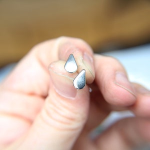 Pu&ograve; includere: Due orecchini a forma di goccia d'acqua in argento.