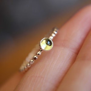Peridot Ring, Peridot Stapelring, Perlenring, Einfache Stapelring, Peridot Ring, Peridot Schmuck, Grün, Minimalist Ring, August