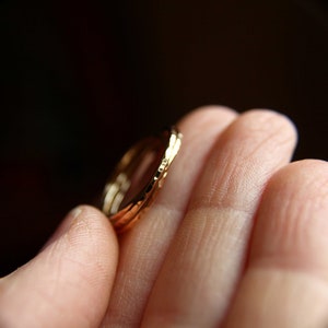 Anneau de pouce cranté entrelacé, anneau de pouce épais, anneau russe en or, anneau texturé, anneau à rouler, empilage d'anneaux, bagues minimalistes, bagues uniques image 5