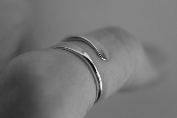 Bypass Thumb Ring, Hammered Thumb Ring, Smooth Thumb Ring, Wrap Around Ring, Statement Ring, Bypass Ring, Thick Ring, Modern, Simple, Gift