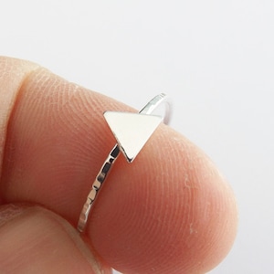 Pierścionek Skinny Triangle, Prosty pierścionek Triangle, Nowoczesny pierścionek geometryczny, Pierścionek inicjalny, Biżuteria spersonalizowana, Srebrny pierścionek Triangle, Biżuteria minimalistyczna