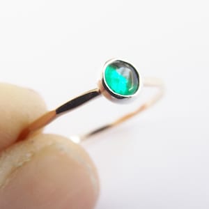 Anillo de esmeralda, anillo de piedras preciosas, anillo de compromiso, anillo romántico, verde y oro, esmeraldas, anillo apilable de metales mixtos, anillo de oro con piedras preciosas, único