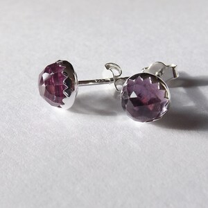 Peut inclure: Une paire de boucles d'oreilles en argent avec des pierres pr&eacute;cieuses facett&eacute;es violettes.