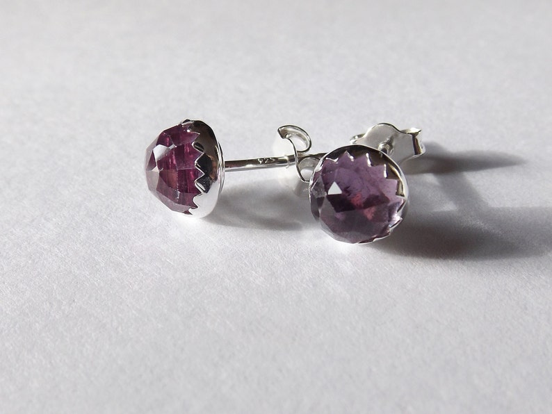 Peut inclure: Une paire de boucles d'oreilles en argent avec des pierres pr&eacute;cieuses facett&eacute;es violettes.