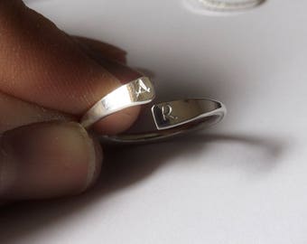 Guld-/silverinitialringar, personliga ringar, minimalistiska ringar, initialringar, omlottring, tjock stapelring, guldring, parring