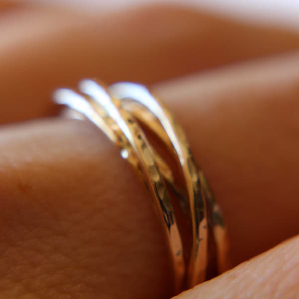 Gold ineinander greifende Ringe, texturierte Gold Daumen Ring, ineinandergreifende Ringe, Rollring, Stapelringe, minimalistische Ringe