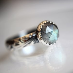 Anello in labradorite, anello in labradorite naturale, anello in labradorite floreale, anello boho, anello impilabile, fascia floreale, anello boho, naturale, regalo