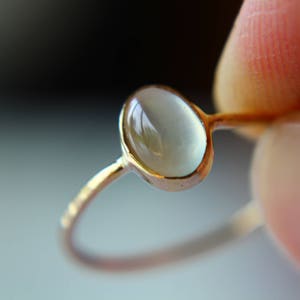 Anillo de prehnita, anillo de prehnita dorado, anillo de piedra preciosa verde, anillo de oro sencillo, joyería delicada de prehnita, piedra de prehnita, anillo de oro con piedra verde