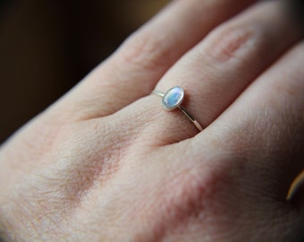 Anillo ovalado de piedra lunar, anillo de plata de ley con piedra lunar, anillo delicado, pequeño anillo ovalado de piedra lunar, anillo fino, piedra de nacimiento de junio, piedra lunar, regalo