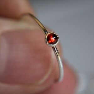 小さなガーネットスタッキングリング、ガーネットリング、天然宝石リング、1月の誕生石、ガーネット、宝石スタッキングリング、赤、ガーネットストーン、ギフト