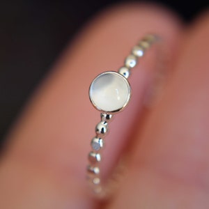 Anillo apilable de piedra lunar, anillo de piedra lunar, anillo de compromiso, piedra natal de junio, piedra lunar blanca, anillo apilable de piedras preciosas, blanco, piedra lunar, regalo