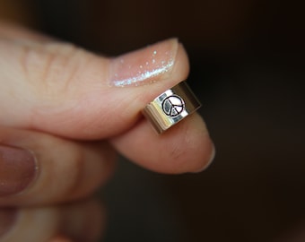 Punho de orelha com sinal de paz, manguito de orelha estampado, manguito de orelha todos os dias, manguito de orelha, brinco de manguito de orelha personalizável, manguito, joias marteladas, presente