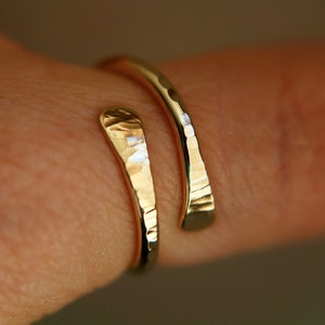 Anneau de contournement, anneau de pouce martelé, anneau de pouce texturé, anneau enveloppant, bague tendance, anneau de contournement, anneau cranté, moderne, simple