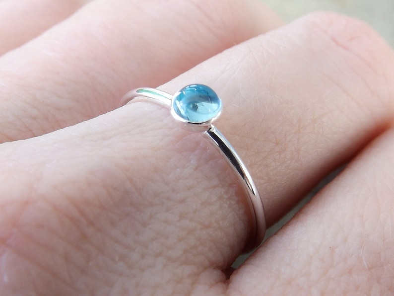 Bague à empiler avec topaze bleue, bague à empiler avec topaze bleue, bague de fiançailles, pierre de naissance de décembre, topaze bleue suisse, bague à empiler avec pierres précieuses, bleu, topaze, cadeau image 3