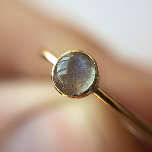 Bague labradorite, bague labradorite dorée, bague minimaliste simple, pierre précieuse naturelle, bague empilable de pierres précieuses, bijoux labradorite, jonc simple