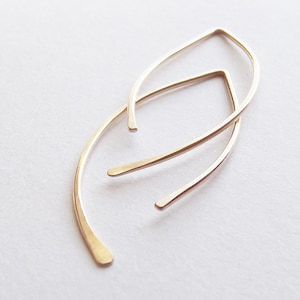 Pendientes de aro con hojas, pendientes con pasador, pendientes de aro, pendientes martillados, pendientes de otoño, pendientes de oro, joyería moderna, minimalista, moderno, hoja