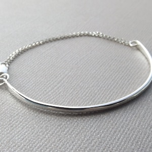 Bransoletka z łańcuszkiem i pręcikiem, minimalistyczna bransoletka, bransoletka ze srebra próby 925, minimalistyczna biżuteria, nowoczesna biżuteria, bransoletka składana, zakrzywiona bransoletka z pręcikiem