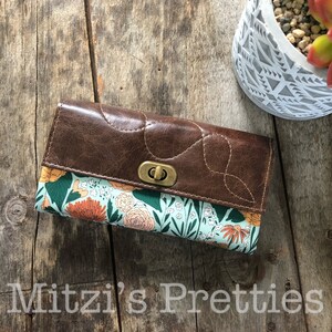 MADE TO ORDER Mom Brieftasche mit Reißverschlusstasche, 12 Kartenfächern und Lederakzenten