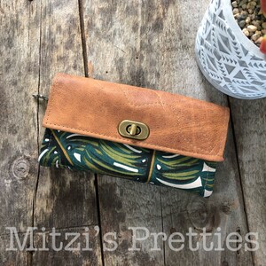 MADE TO ORDER Mama Portemonnaie mit Reißverschlussfach, 12 Kartenfächern & Echtleder Klappe