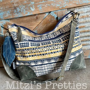 HECHO A PEDIDO Hobo Slouchy azul marino y amarillo con cuero genuino, pluma y correa cruzada