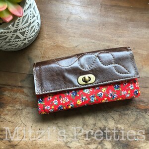 Billetera para mamá hecha a medida con bolsillo con cremallera, 12 ranuras para tarjetas y solapa de cuero genuino