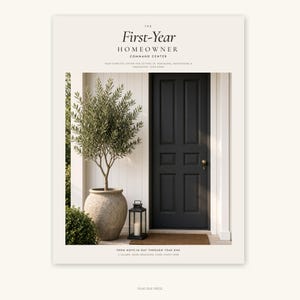 Può includere: Una copertina di libro intitolata The First-Year Homeowner Command Center. La copertina mostra una porta d'ingresso nera, un ulivo in vaso e una lanterna. Il testo recita: Your complete system for setting up, managing, maintaining & organizing your home.