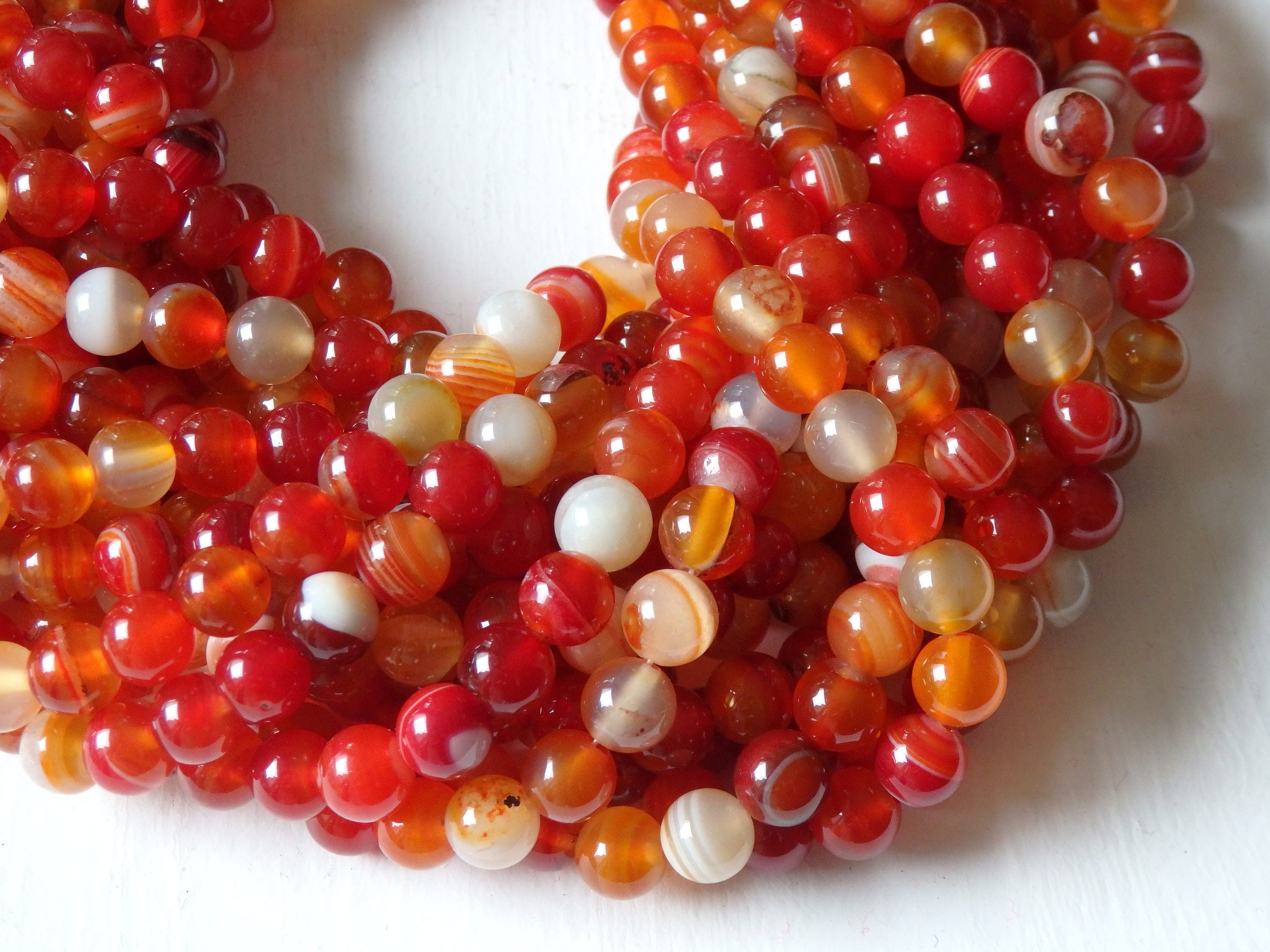 縞瑪瑙のビーズ 縞模様の赤瑪瑙ビーズ：天然宝石ビーズ、（8 mm）、15インチストランド