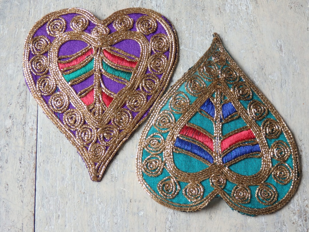 手作りのインディアンハートアップリケ：メタリックゴールドの刺繍