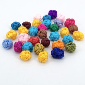 30 nodi cinesi in COLORI ASSORTITI, misura MEDIA, nodi assortiti in cordoncino di poliestere per cucito o creazione di gioielli, circa 9-11 mm, 30 pezzi.