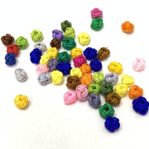 50 nodi cinesi in COLORI ASSORTITI, nodi cinesi di piccole dimensioni, bottoni con cordino in poliestere per cucire o creare gioielli, circa 4-6 mm, 50 pezzi.