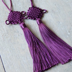 Chinesische Knotenquasten, PLUM LILA, ein Paar, violette Knotenquasten mit größerem Knoten, ZWEI Stück.
