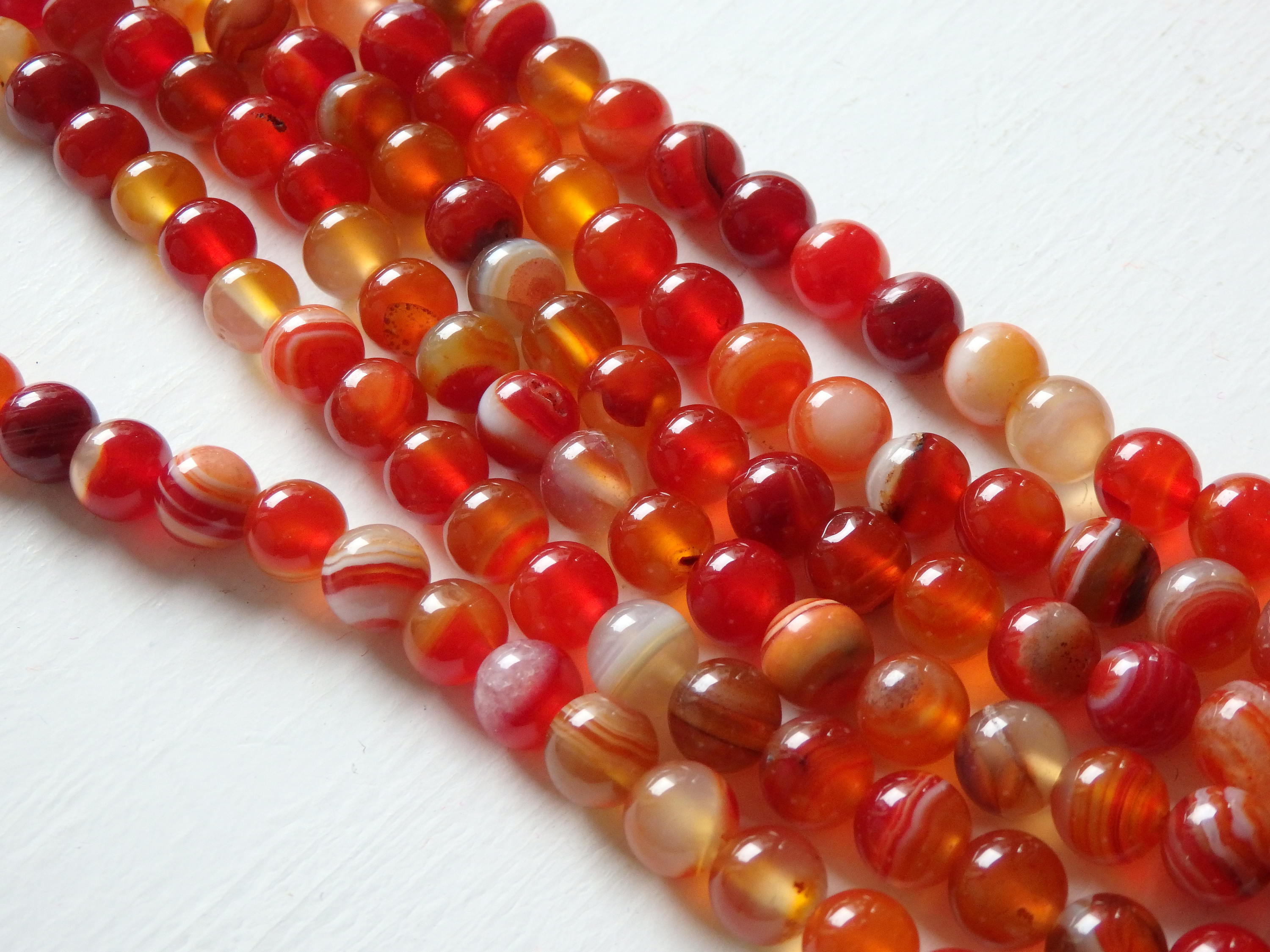 縞模様の赤瑪瑙ビーズ：天然宝石ビーズ、（8 mm）、15インチストランド