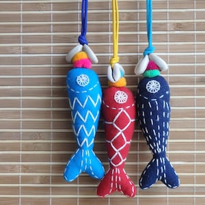 Décoration de poisson en tissu faite main, breloque de sac ethnique avec pompons et cauris, cadeau de moins de 10 ans, cadeau de poissons, 3 couleurs au choix !