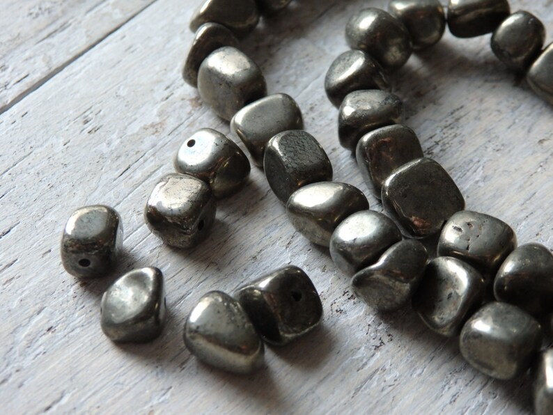 Perle di pepite di pirite dorata, filo da 17 , perle di pirite dorata da 7-9 mm, perle di pirite di ferro dorato, perle d'oro di fool, pepite arrotondate in pirite immagine 1