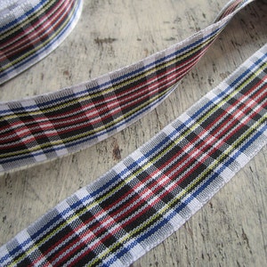 5 mètres Ruban écossais blanc, rouge et vert, 27 mm / un peu plus de 1 po. de large, bordure à carreaux, emballage des fêtes, bordure d'hiver traditionnelle, FIVE YARDS