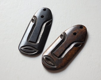 Handgesneden buffelbotmaskerhanger uit India: middenbruin of donkerbruin