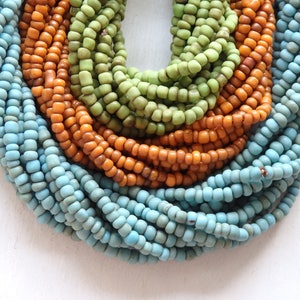 Handgjorda javanesiska glaspärlor: Extra lång sträng (116 cm)