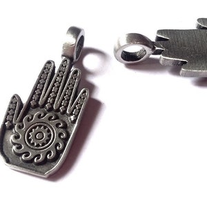 Hamsa Anhänger, Zinn Hand der Fatima Anhänger mit zentralem Sonnendesign, 38x18mm, Schutz Amulett, Evil Eye Schutz