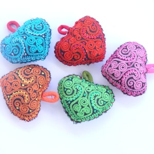 Handgefertigte Stoffherzen, kleine gestickte Herzen in sortierten Farben, Taschenanhänger, BFF Geschenk, Valentinstag, Fünf St.