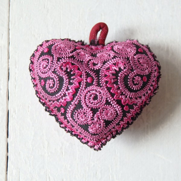 Décoration coeur en tissu Hmong, ROSE, coeur en tissu brodé fait main, env. 40x45mm/1.75", cadeau BFF, bijou de sac, coeur rose, Saint Valentin