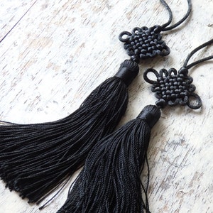 Nappe cinesi con nodo piatto in NERO, un paio, nappe portafortuna con nodo infinito, un paio, lunghe circa 8"/21 cm, nappe portafortuna, DUE pezzi.